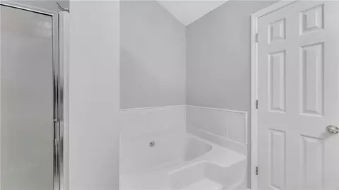 Bath - 1502 Douglas St, Opelika, AL 36801 photo 2 of 3