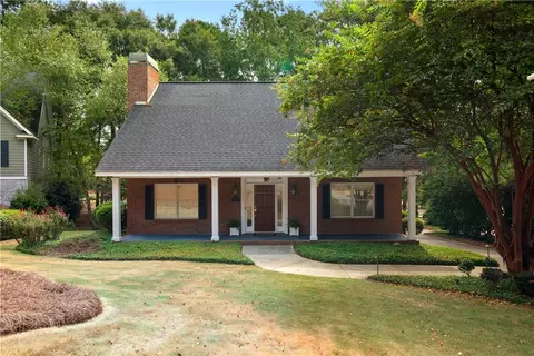 1027 Fairmont Ln, Auburn, AL 36830