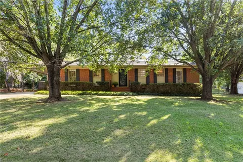 207 Preston Ct, Opelika, AL 36801