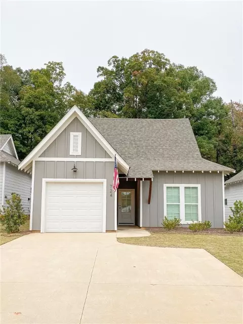 724 Village Dr, Opelika, AL 36801