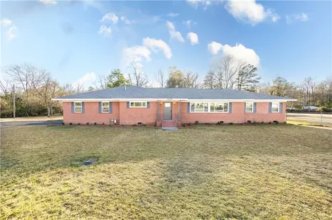 7808 Mullins Rd, Smiths Station, AL 36877