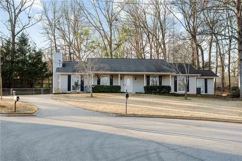 1900 Hanson Ct, Opelika, AL 36801