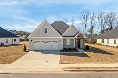 2200 Lakeview Dr, Opelika, AL 36801