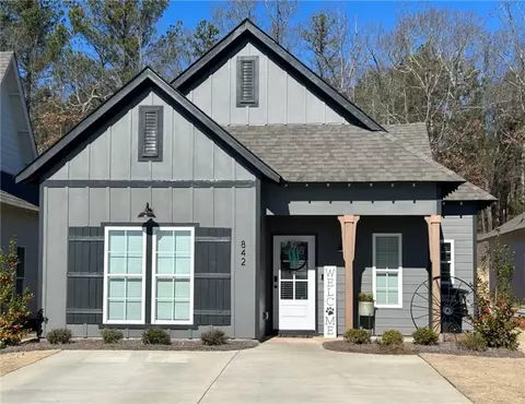 842 Village Dr, Opelika, AL 36801