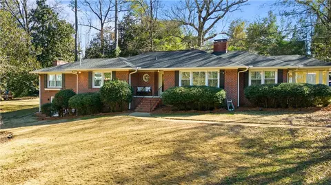 909 Lakeshore Ave, Opelika, AL 36801