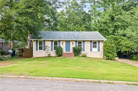 886 Cherokee Rd, Auburn, AL 36830