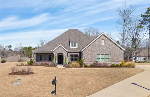 806 Lily Ct, Opelika, AL 36801