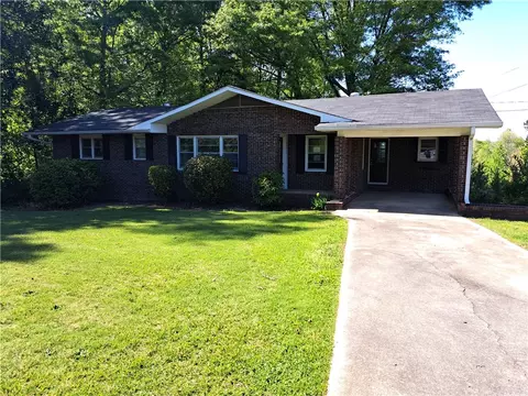 769 Halliana Rd, Alexander City, AL 35010