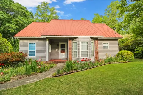 1403 E University Dr, Auburn, AL 36830