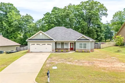 2711 E Pointe Way, Opelika, AL 36804
