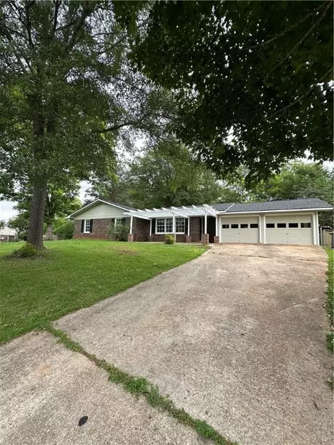 2505 Greenbriar St, Opelika, AL 36801