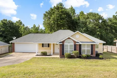 18 Redwood Dr, Phenix City, AL 36869