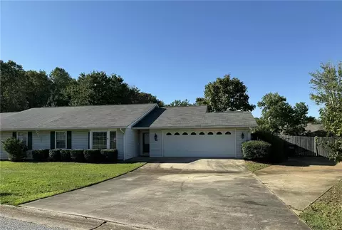 2106 Henderson Dr, Opelika, AL 36801