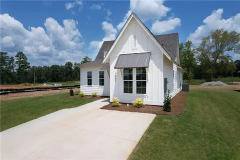 1011 Crossing Ct E, Valley, AL 36854