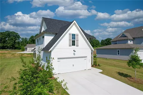 136 Firefly Ln, Opelika, AL 36801