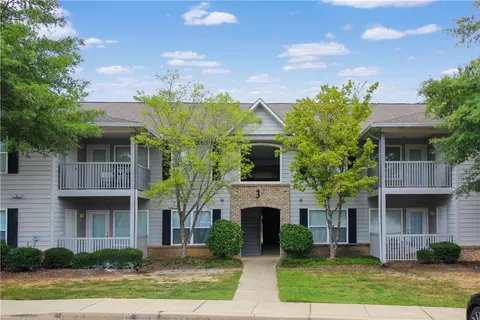 1385 S Donahue Dr #204, Auburn, AL 36830