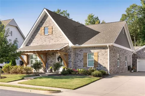 808 Clear Spring Dr, Auburn, AL 36830