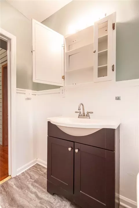 Bath - 813 Spring St, Valley, AL 36854 photo 2 of 2