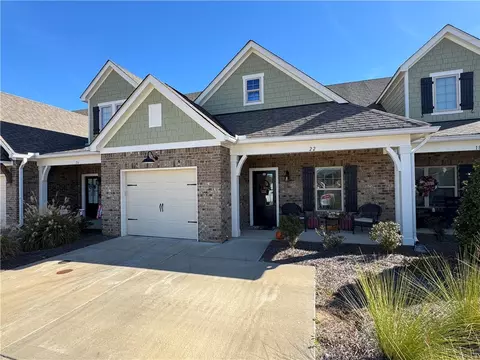 22 Merlin St, Opelika, AL 36801