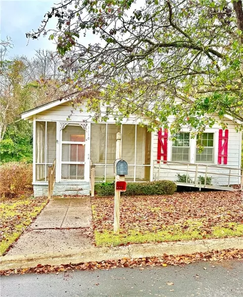 1110 N 3rd St, Lanett, AL 36863