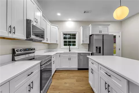 68 Mill Creek Dr, Smiths Station, AL 36877