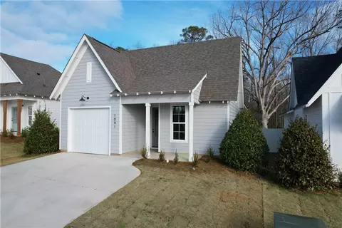 1091 Woodland Ln, Opelika, AL 36801