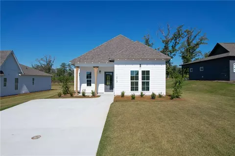 1013 Crossing Ct E, Valley, AL 36854