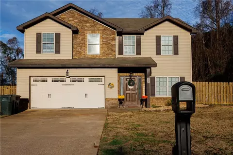 2103 Suzanne Ln, Opelika, AL 36801