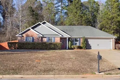 104 Oak Park Dr, Opelika, AL 36801