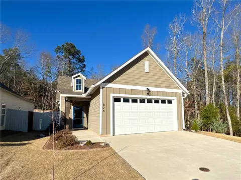 878 Village Dr, Opelika, AL 36801