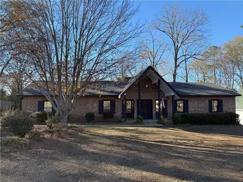 2703 19th Pl, Valley, AL 36854