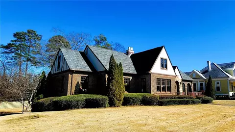 515 N 10th St, Opelika, AL 36801