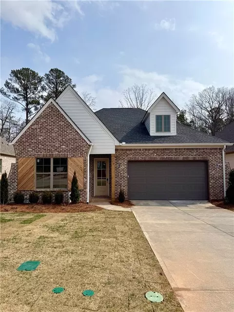 573 Windsor Dr, Opelika, AL 36801