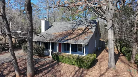586 Oakview Cir, Smiths Station, AL 36877