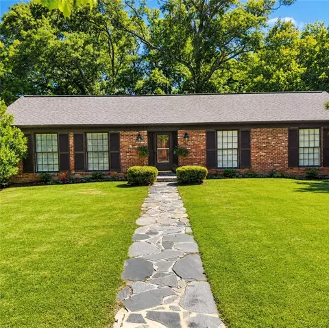 801 N 10th St N, Opelika, AL 36801