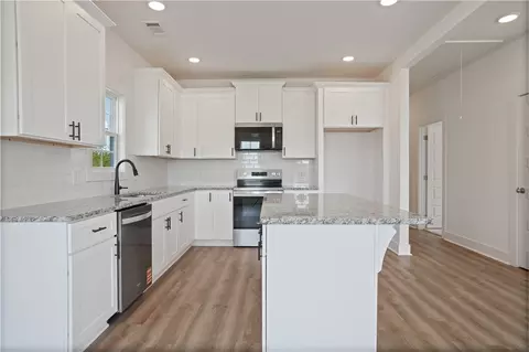 Kitchen - 1027 Crossing Ct E, Valley, AL 36854 photo 1 of 5
