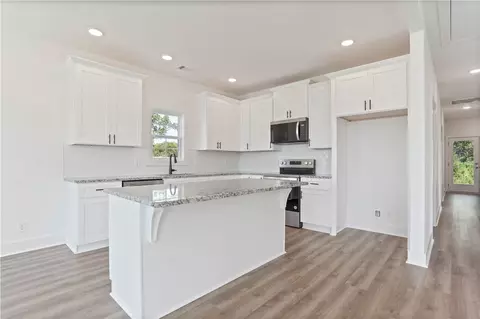 Kitchen - 1027 Crossing Ct E, Valley, AL 36854 photo 2 of 5