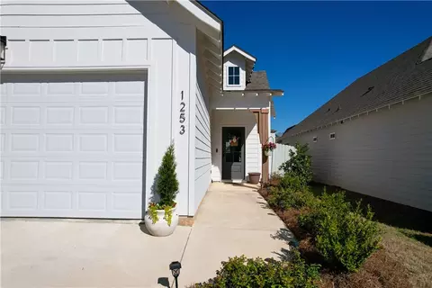 1253 Woodland Cir, Opelika, AL 36801