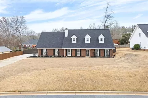 1909 Northgate Dr, Opelika, AL 36801