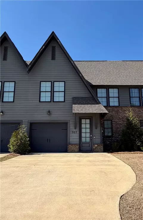 707 Cyprus Cove Dr, Auburn, AL 36830