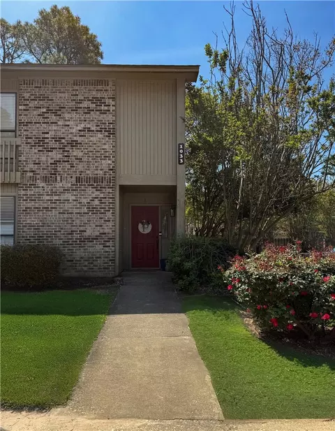 1033 Stonegate Dr #E, Auburn, AL 36832