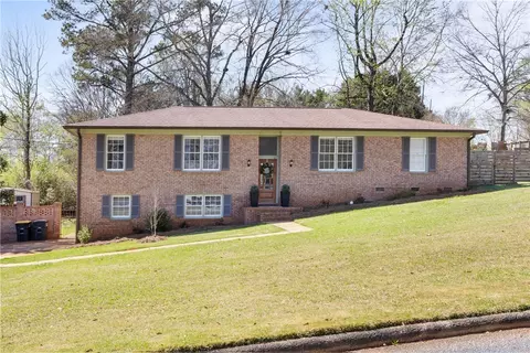 2010 Glenwood Dr, Opelika, AL 36801