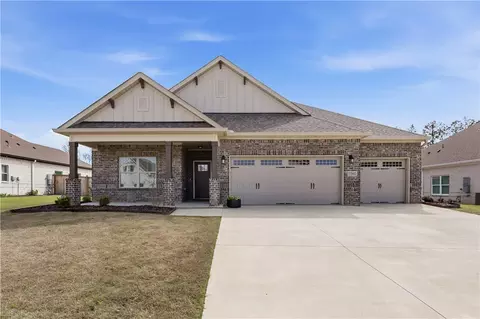 1560 Charlie Dr, Opelika, AL 36801