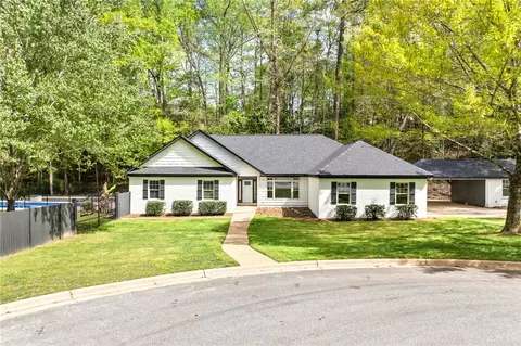 1201 Mockingbird Ln, Opelika, AL 36801
