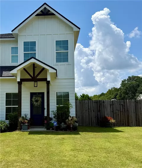 105 Cove Creek Dr, Opelika, AL 36804
