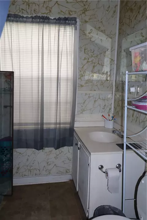Bath - 920 Fortner St, Dothan, AL 36301 photo 2 of 2