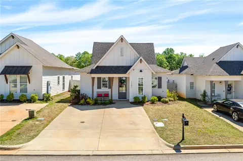 1261 Fox Tail Ln, Opelika, AL 36801