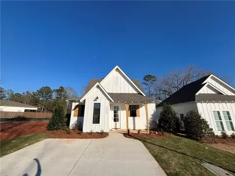 1099 Woodland Ln, Opelika, AL 36801