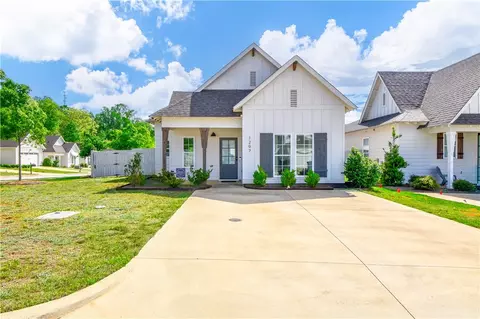 1297 Fox Tail Ln, Opelika, AL 36801