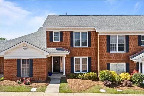 2003 Executive Park Dr #108, Opelika, AL 36801